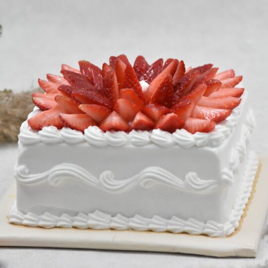 Strawberry cream Cake 6 persons club